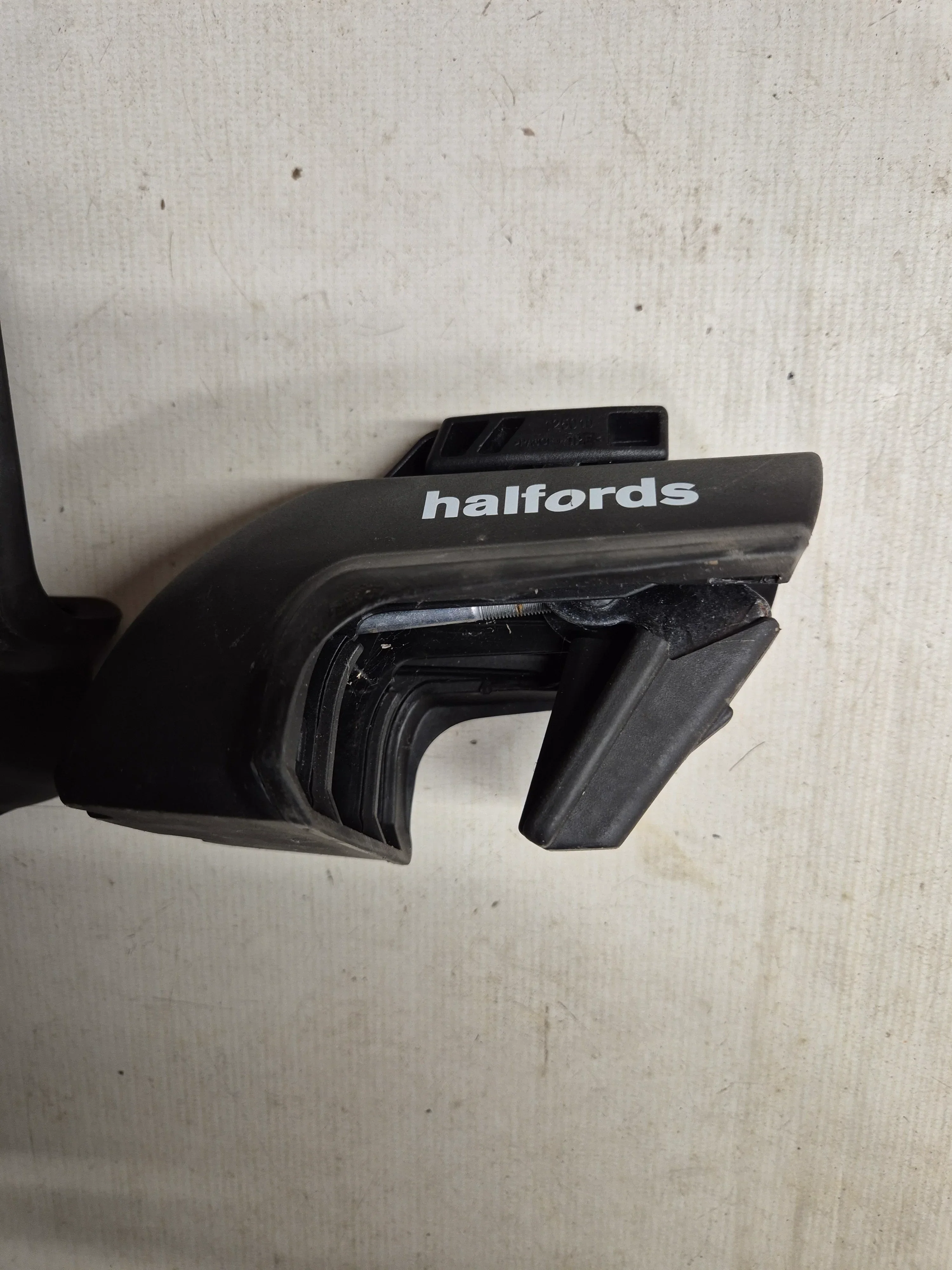 Halfords Raised Rail Footpack - Image 2