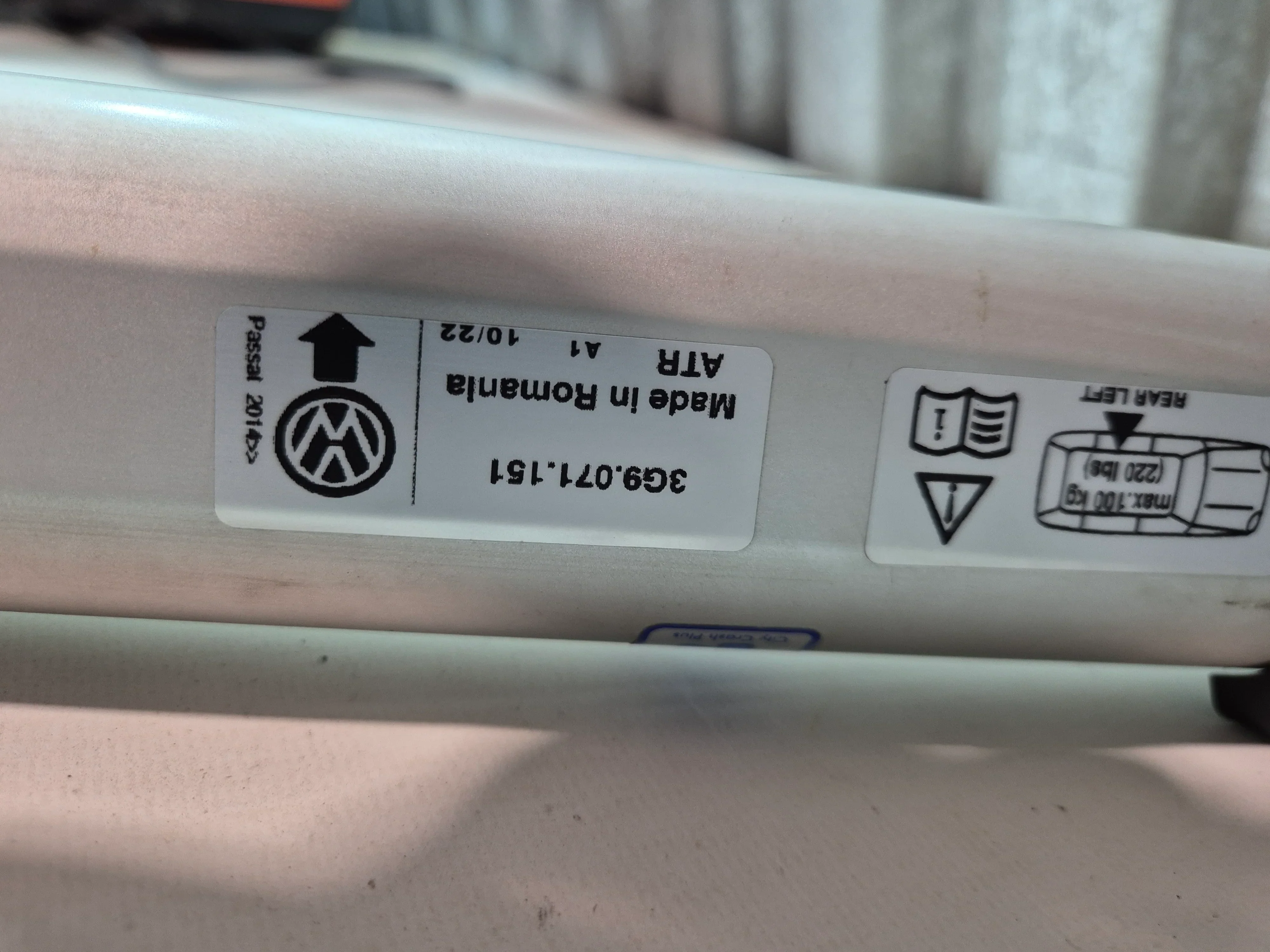 Roof Bars OEM for Passat Estate 2014 onwards - Image 4