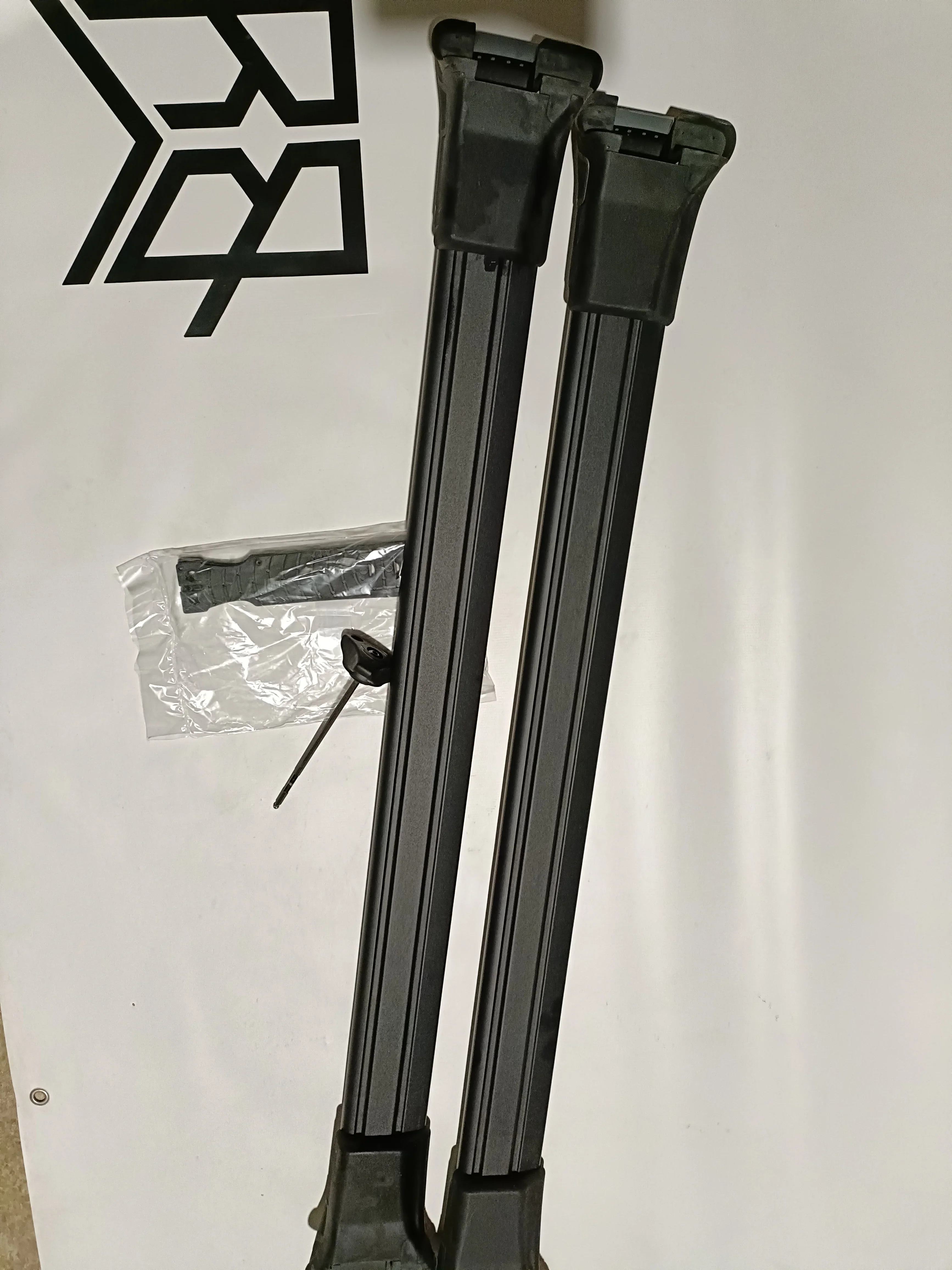 Thule 9582B wingbar Edge Black. New straps - Image 5