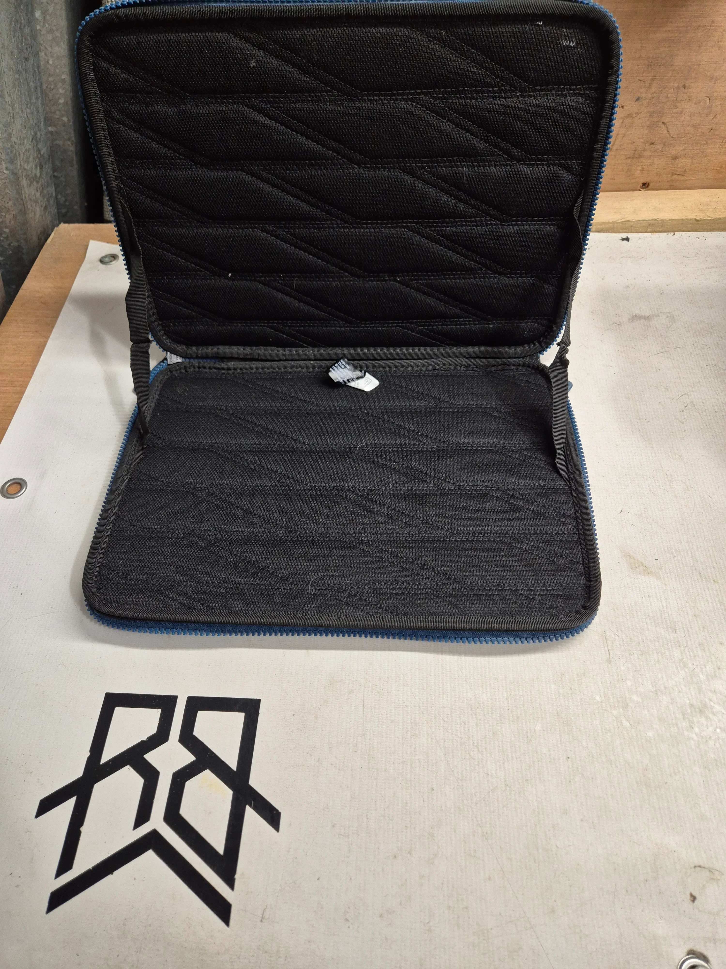 Thule Gauntlet Laptop Carrier 12 inch case - Image 2