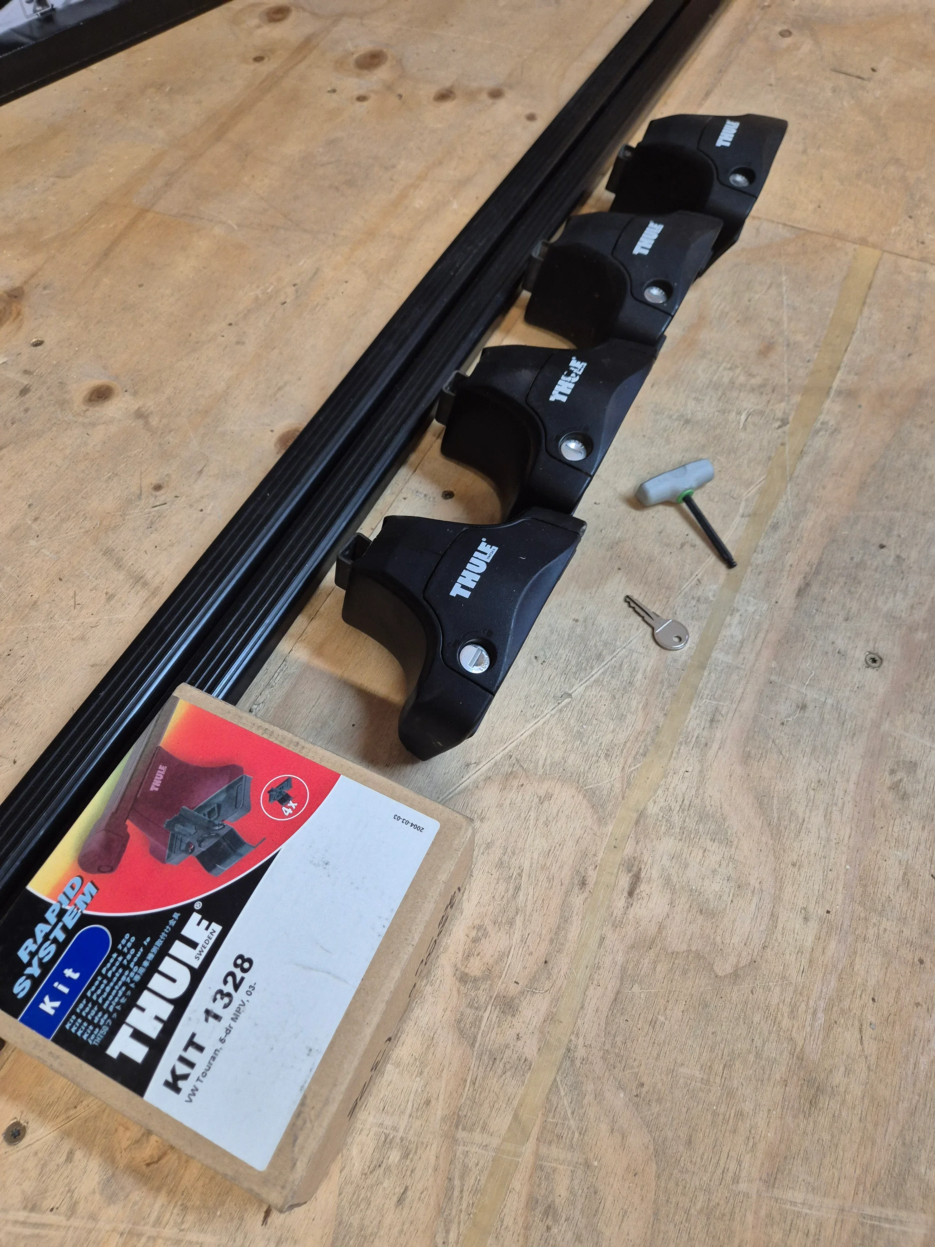 Thule Roof Bars for VW Touran 2003 onward - Flat roof ( 1328 - 754 - 7124) - Image 3