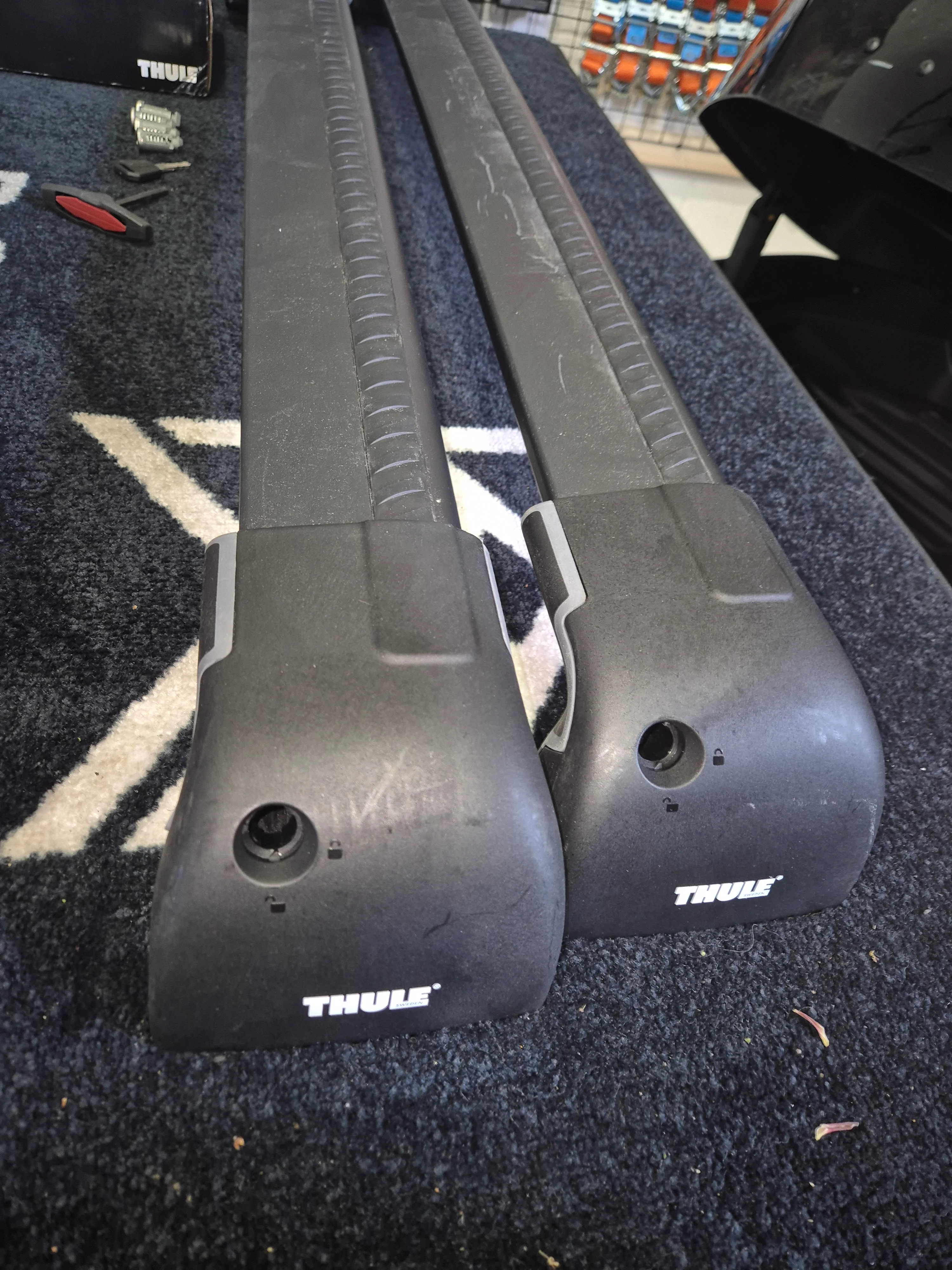 Thule Wingbar Edge Black set for VW Golf Estate 2013 onward Used - Image 4